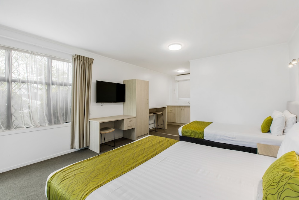 Motel Studio (located across the road) - Photo 1