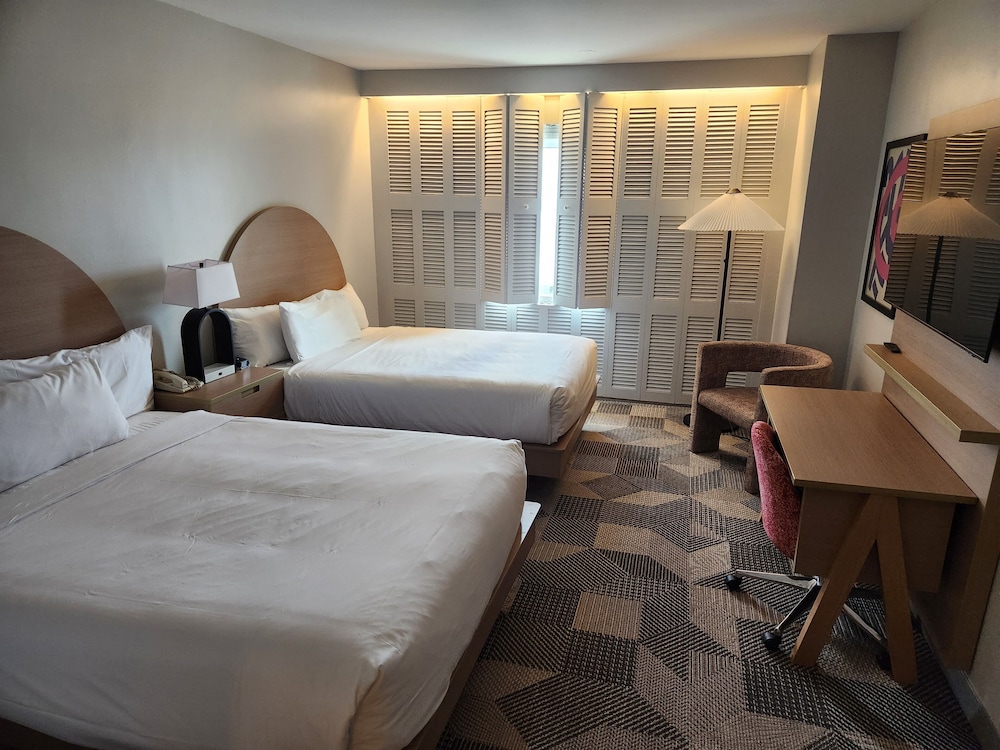 Standard Room, 2 Queen Beds - Photo 2