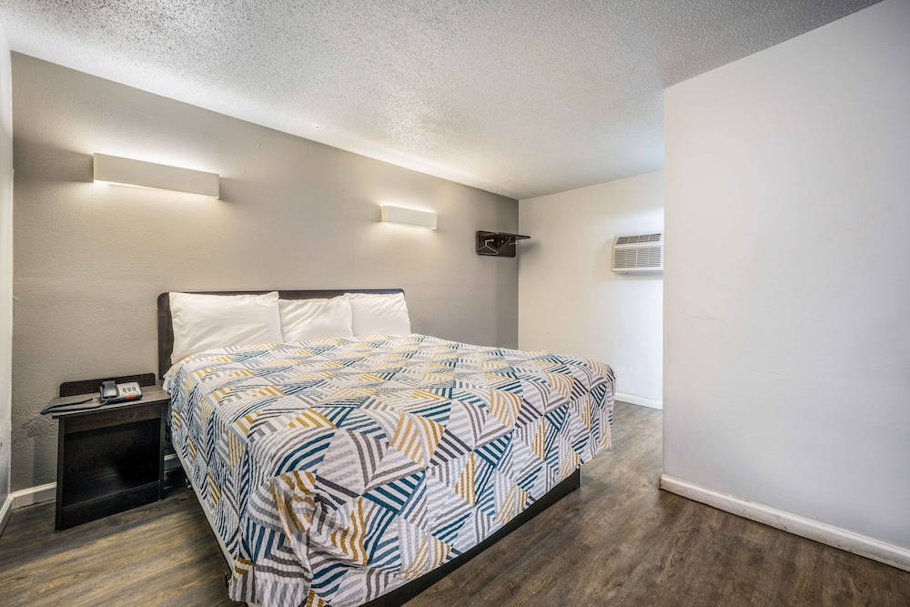 Standard Room, 1 King Bed, Non Smoking photo 3