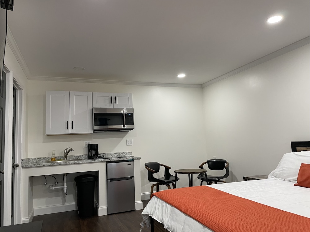 Classic Studio, 1 Queen Bed, Non Smoking photo 2