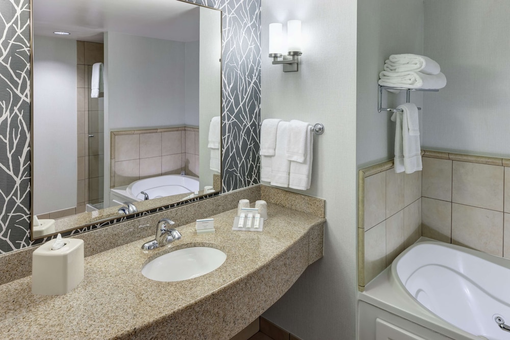 Deluxe Suite, One King Bed - Photo 1