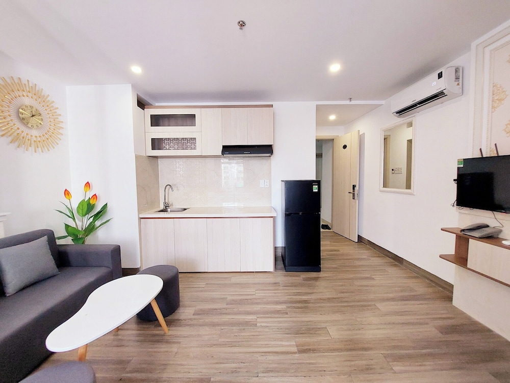 Studio, Balcony