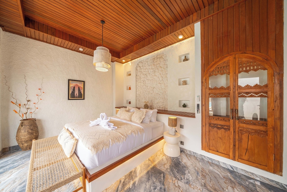 Deluxe Room with Pool View photo 2