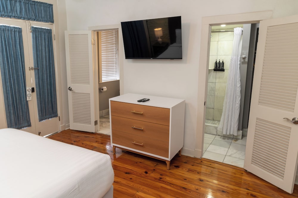 Deluxe Room, 1 Queen Bed - Photo 2
