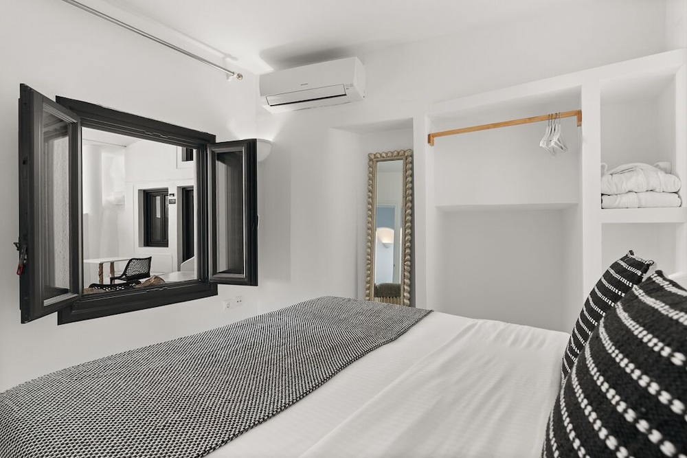 Traditional Suite, Jetted Tub (Caldera View) - Photo 1