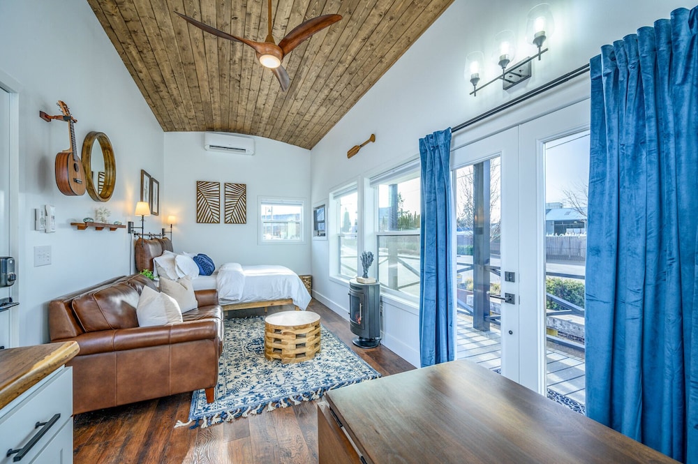 Deluxe Cottage, 1 Queen Bed, Courtyard View photo 2
