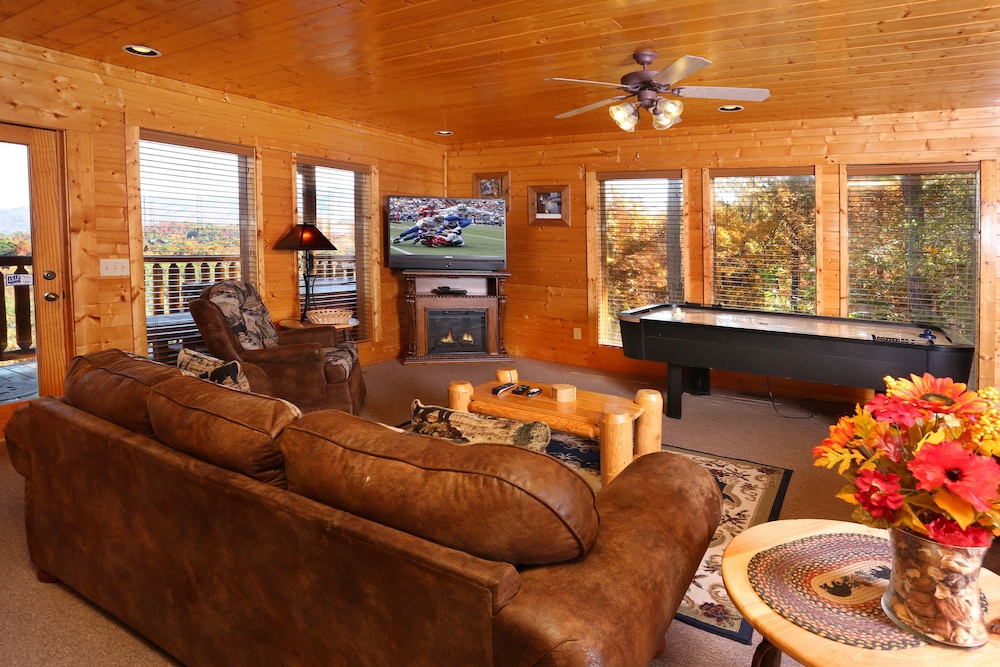 Cabin, Multiple Beds, Hot Tub, Mountain View photo 1