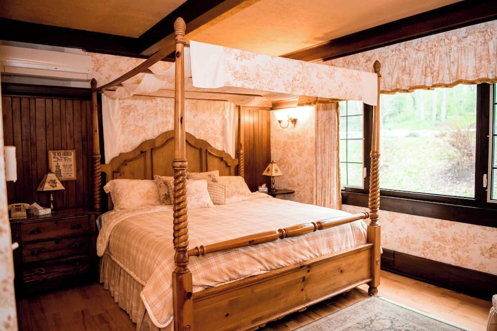 Grand Room, 1 King Bed photo 2