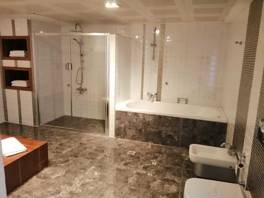 Suite - Photo 3