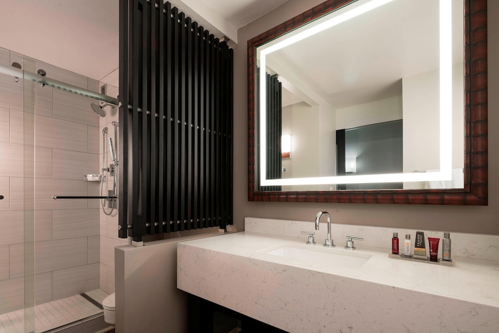 Room, 1 King Bed, Bathtub Grab Bars, Balcony (mobility/hearing Accessible, Balcony)