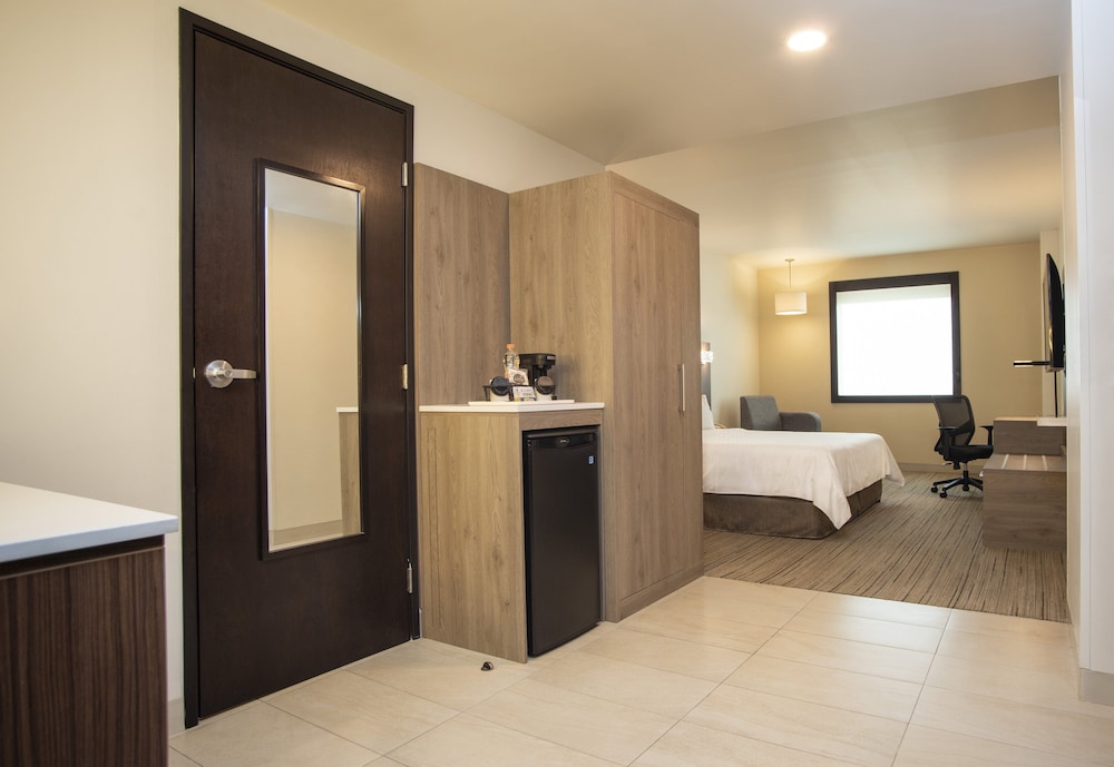 Standard Room, 1 King Bed - Photo 4