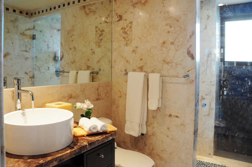 Deluxe Penthouse, 3 Bedrooms, Partial Ocean View - Photo 8