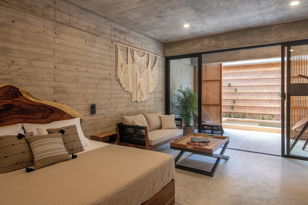 Superior Room, 1 King Bed, Pool View 1 photo 2