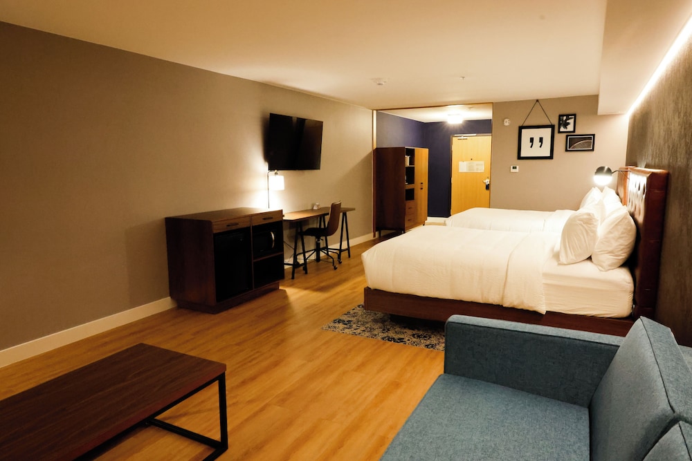 Deluxe Room, Multiple Beds (Mobility & Hearing Accessible w/ Tub)