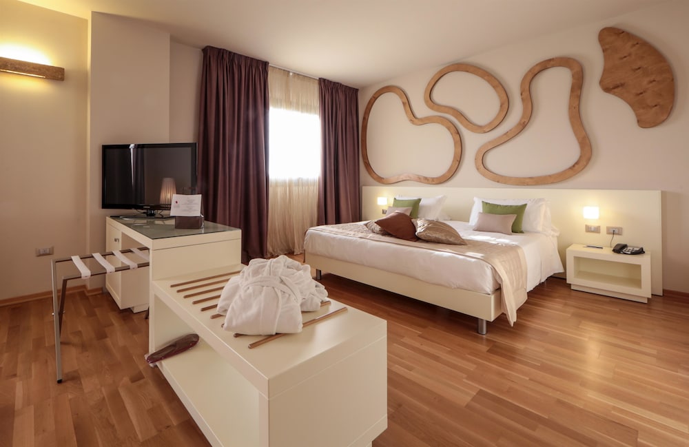 Standard Room, 1 King Bed - Photo 1