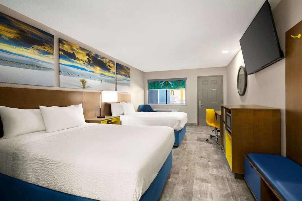 Standard Room, 2 Queen Beds, Refrigerator & Microwave - Photo 4