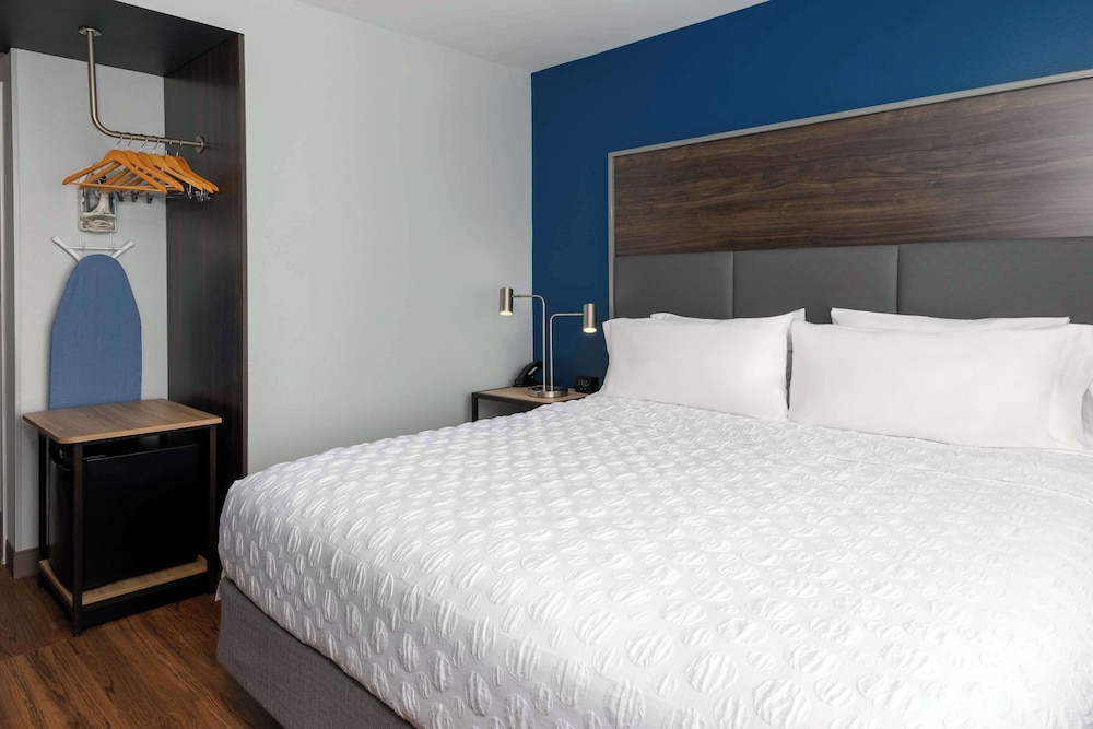 Room, 1 King Bed, Accessible, Bathtub (Mobility & Hearing, Roll-in Shower) photo 2