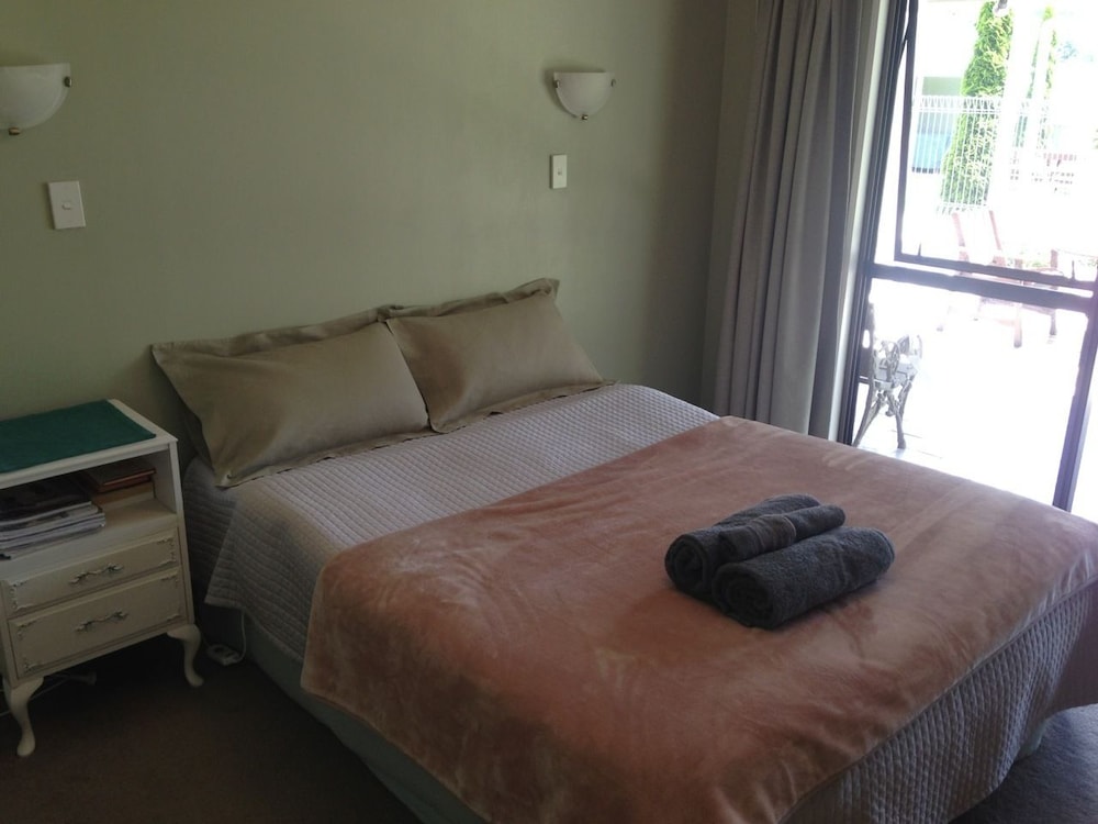 Standard Room, 1 Queen Bed, Shared Bathroom photo 1
