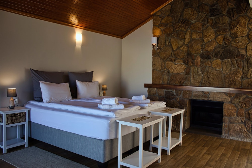 Junior Suite, 1 King Bed, Patio photo 2