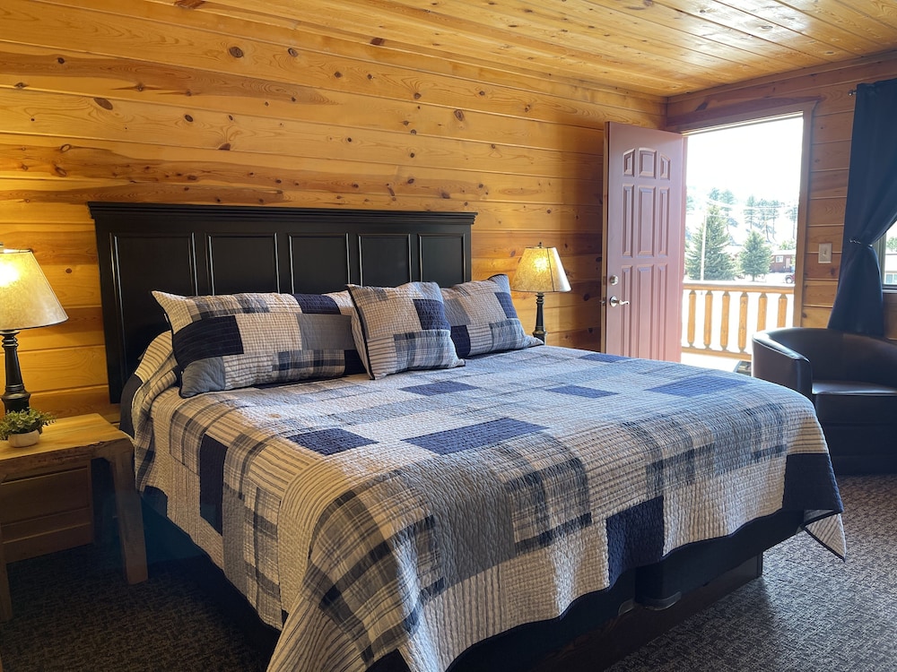 Classic Single Room, 1 King Bed, Refrigerator & Microwave, Hill View photo 3