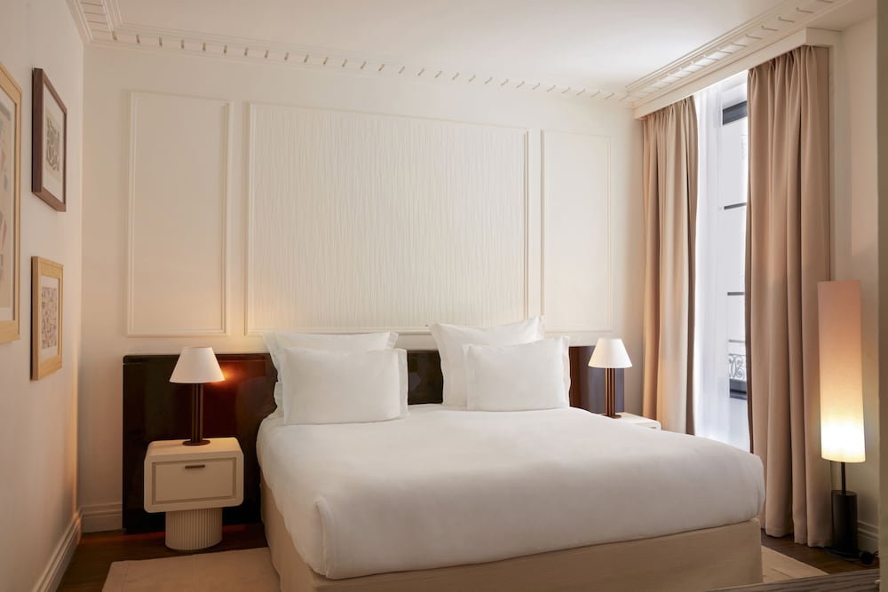 Deluxe Room, 1 King Bed photo 1