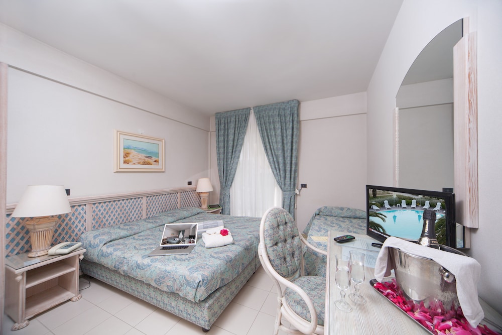 Double Room + 3rd bed, Sea View