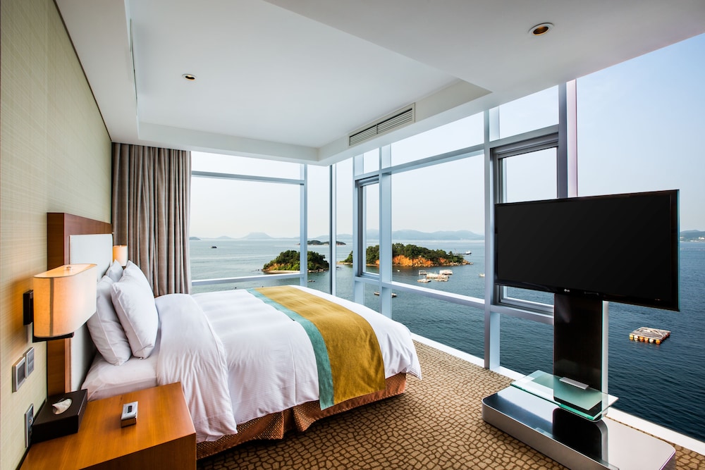 [Sweet Suite Package] Hidden Suite - Chicken, Shrimp & Ricotta Cheese Salad + 2 Highballs