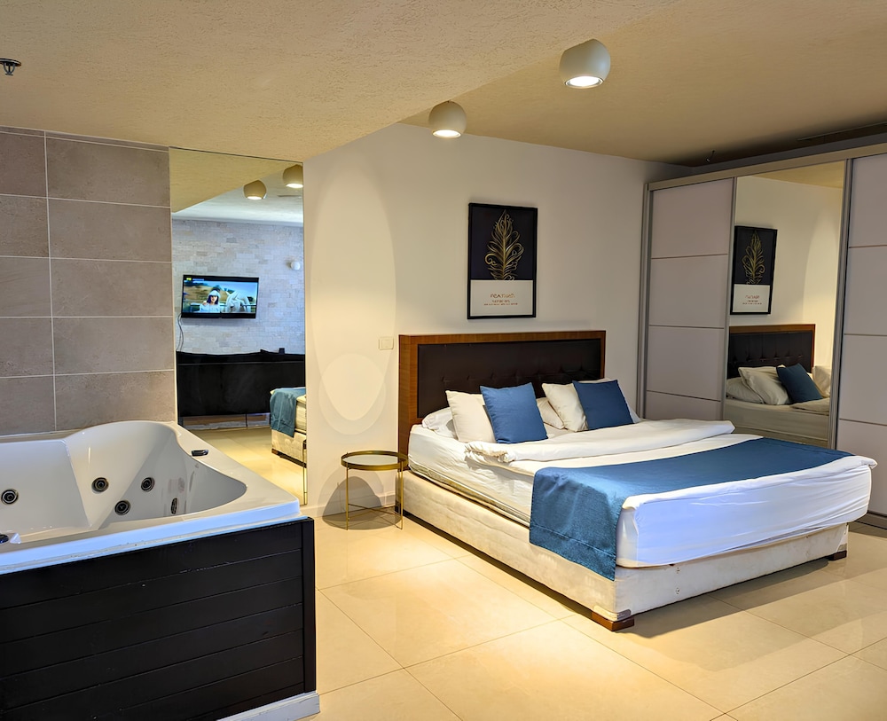 Exclusive Studio Suite, 1 Bedroom, Hot Tub, Beach View photo 1