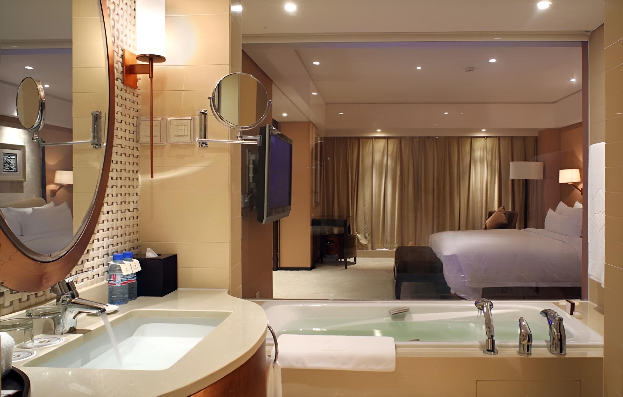 Business Suite, 1 King Bed photo 3