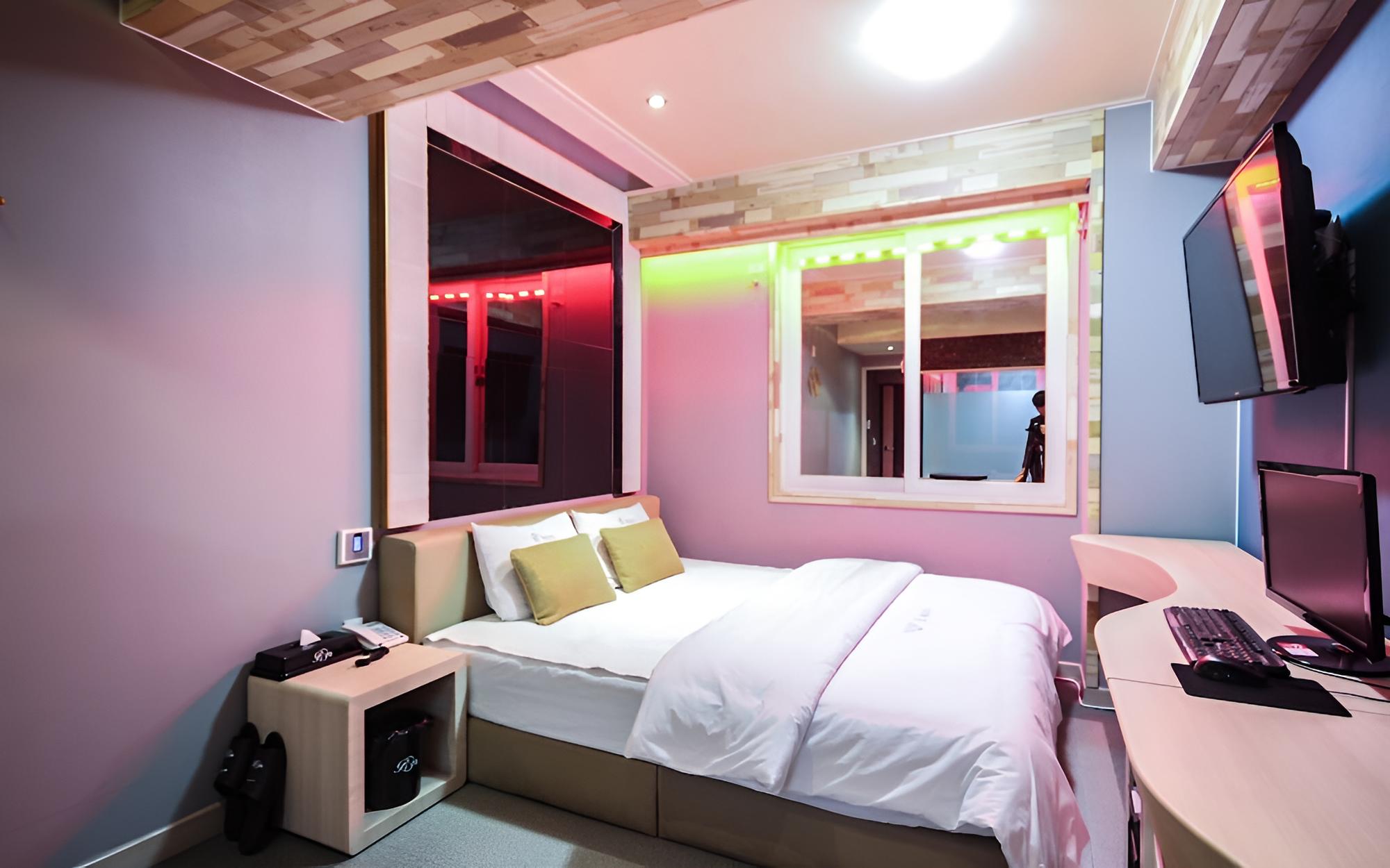 Room (Standard Room) - Photo 12