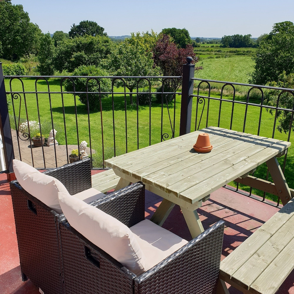 Executive Double Room, 1 King Bed, Balcony, Garden View photo 2