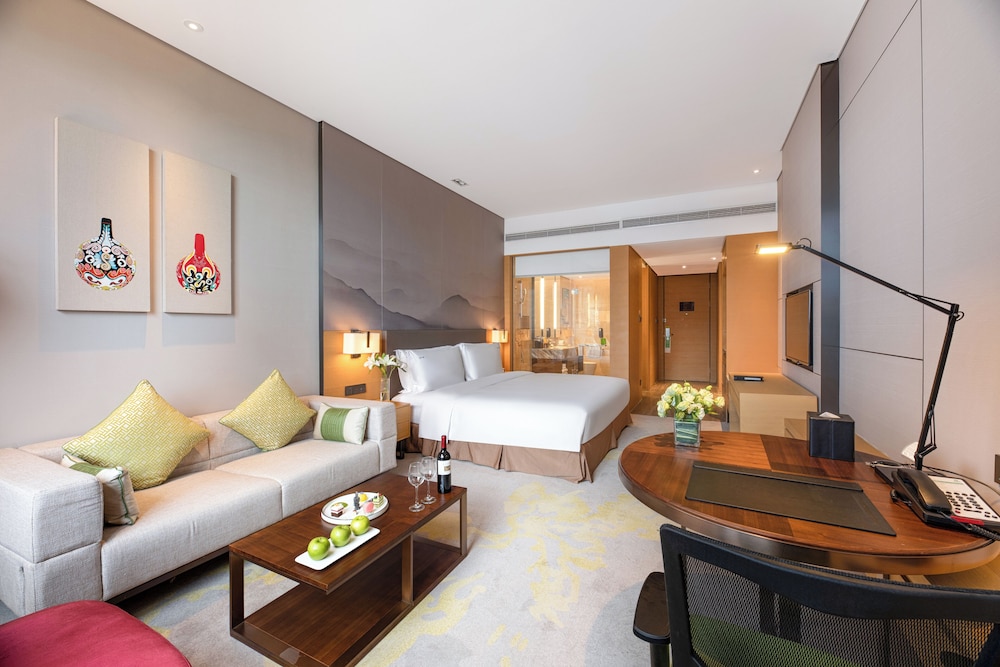 Standard Room, 1 King Bed photo 3