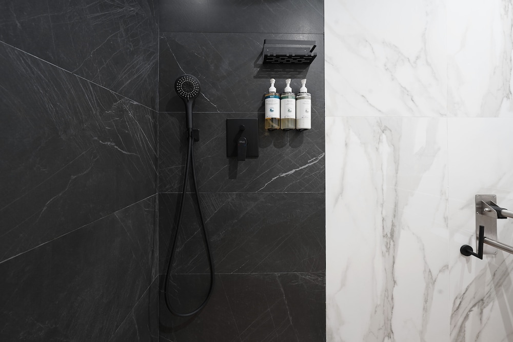 Medium Studio, Kitchenette - Accessible photo 3