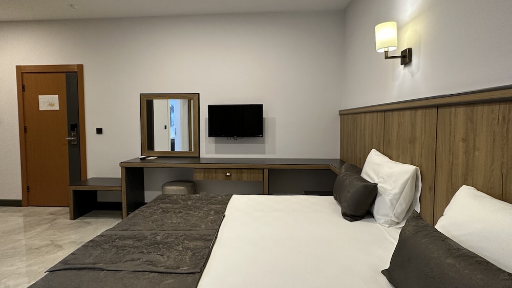 Standard Room, 2 Twin Beds thumbnail 6