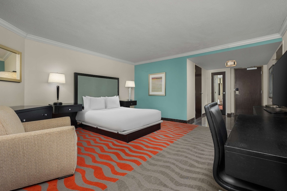 Room, 1 Queen Bed, Accessible (Roll-In Shower, Mobility & Hearing) - Photo 4