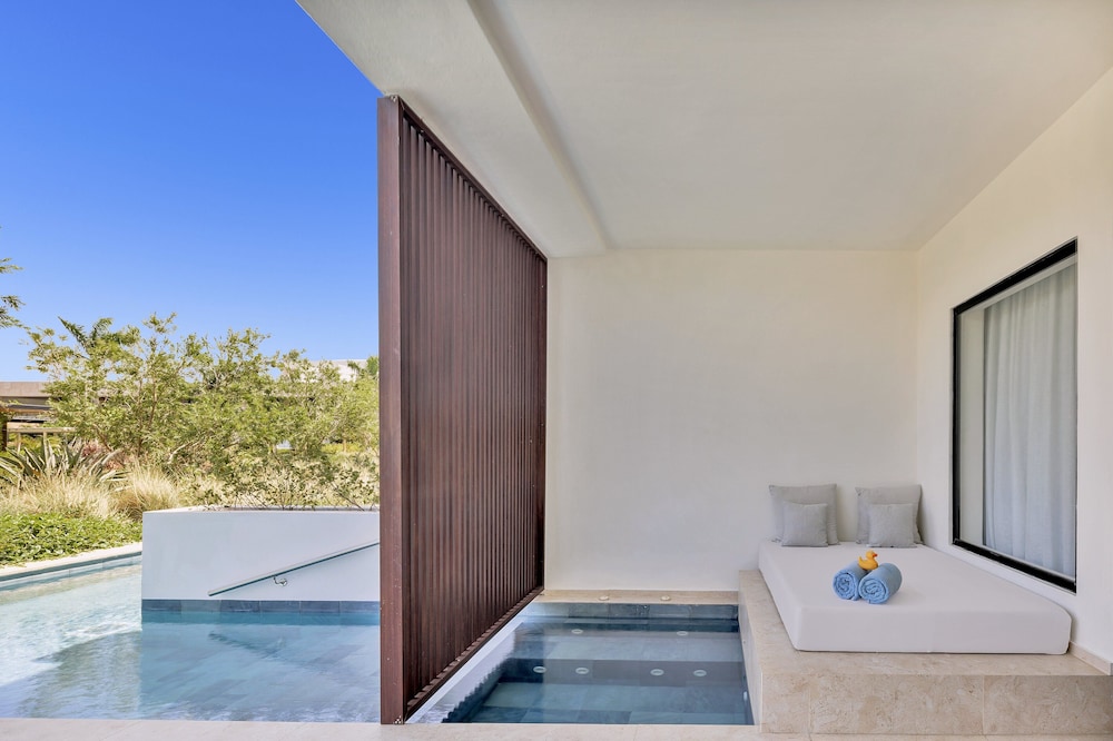 Aqua Junior Suite Swim-up Pool View - Photo 3
