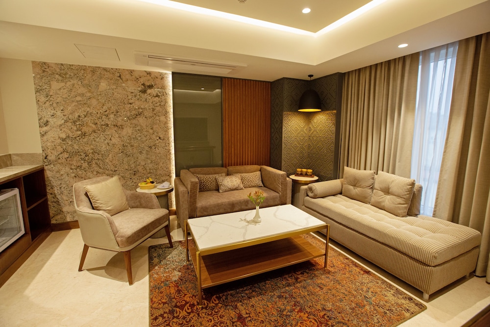 Executive Suite, Pool View photo 3