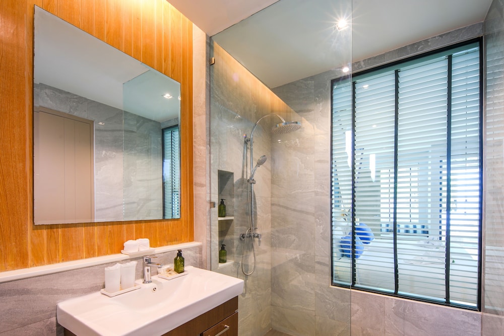 Deluxe Room, Pool Access - Photo 9