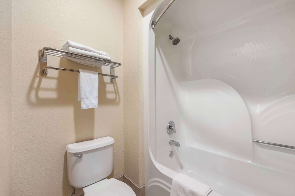 Standard Room, 1 King Bed, Non Smoking, Refrigerator & Microwave - Photo 3