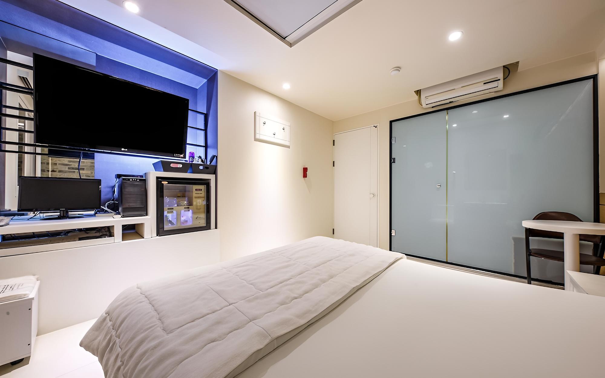 Room (Standard-drive-in/bath (net-flix-enab) photo 2