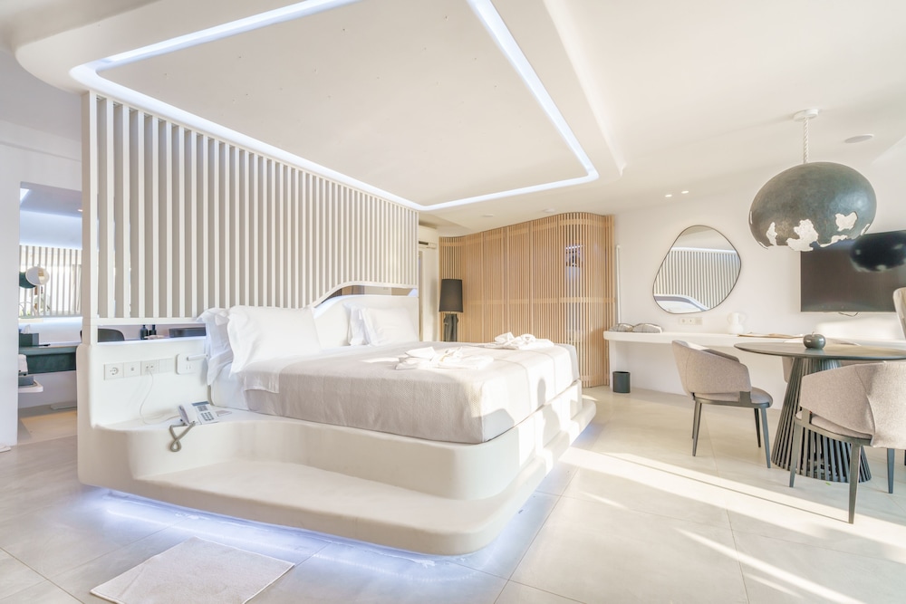 Mykonos Honeymoon Luxury Suite Hot Tub - Photo 2