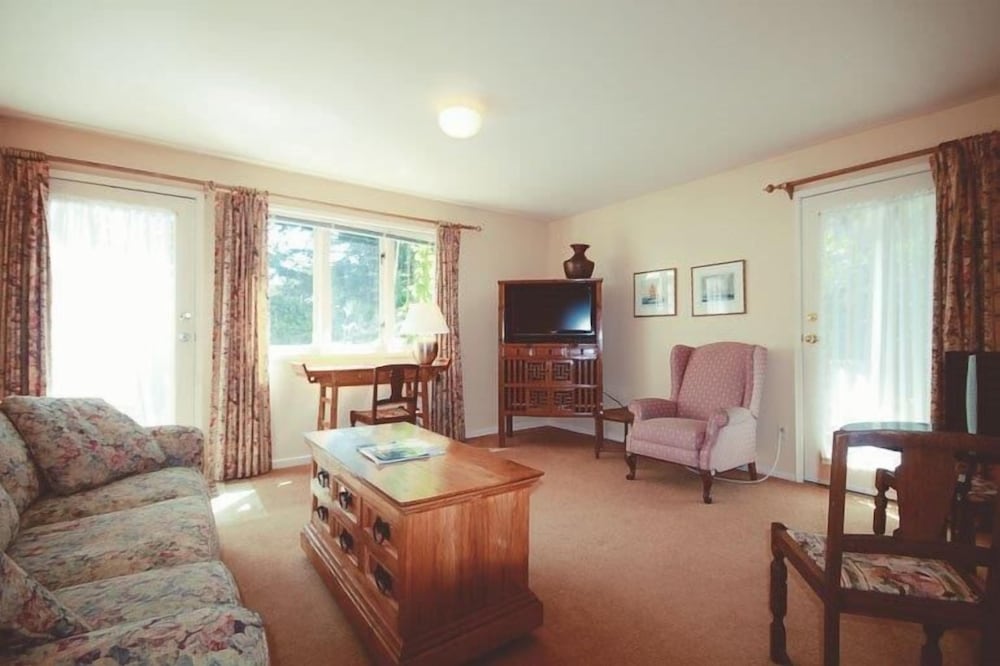 Deluxe Suite, 1 Queen Bed with Sofa bed, Non Smoking (Garden) photo 2