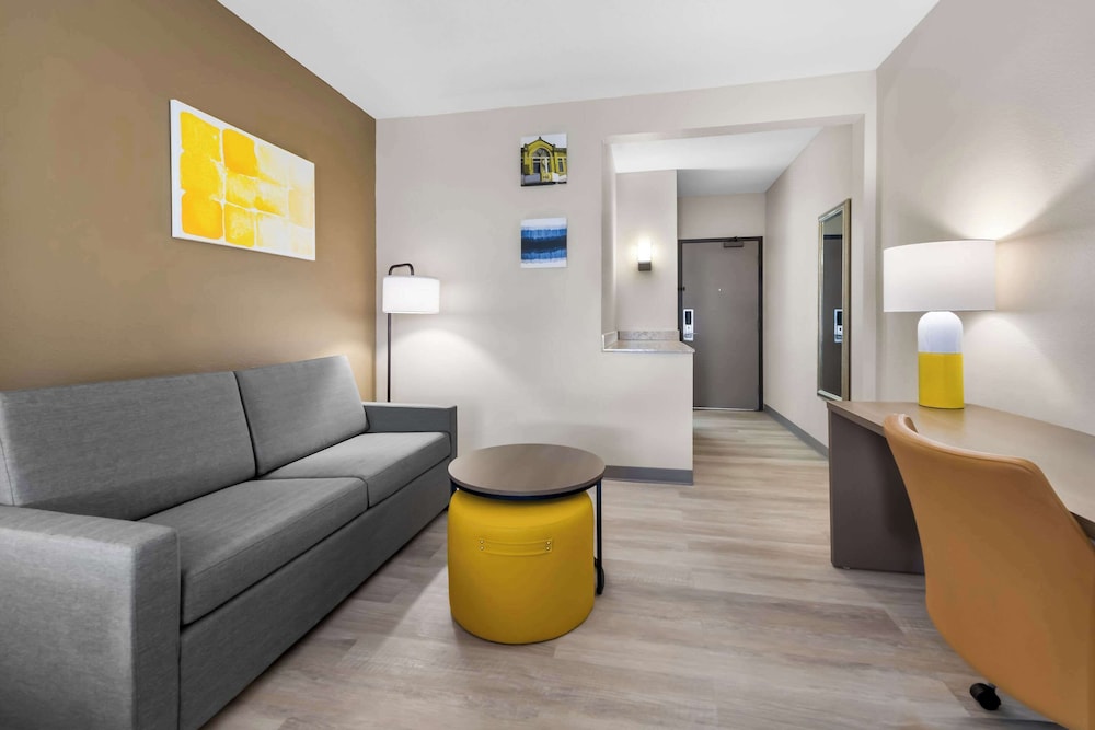 Suite, 1 King Bed, Non Smoking (Sofa Bed, Living Room) - Photo 4