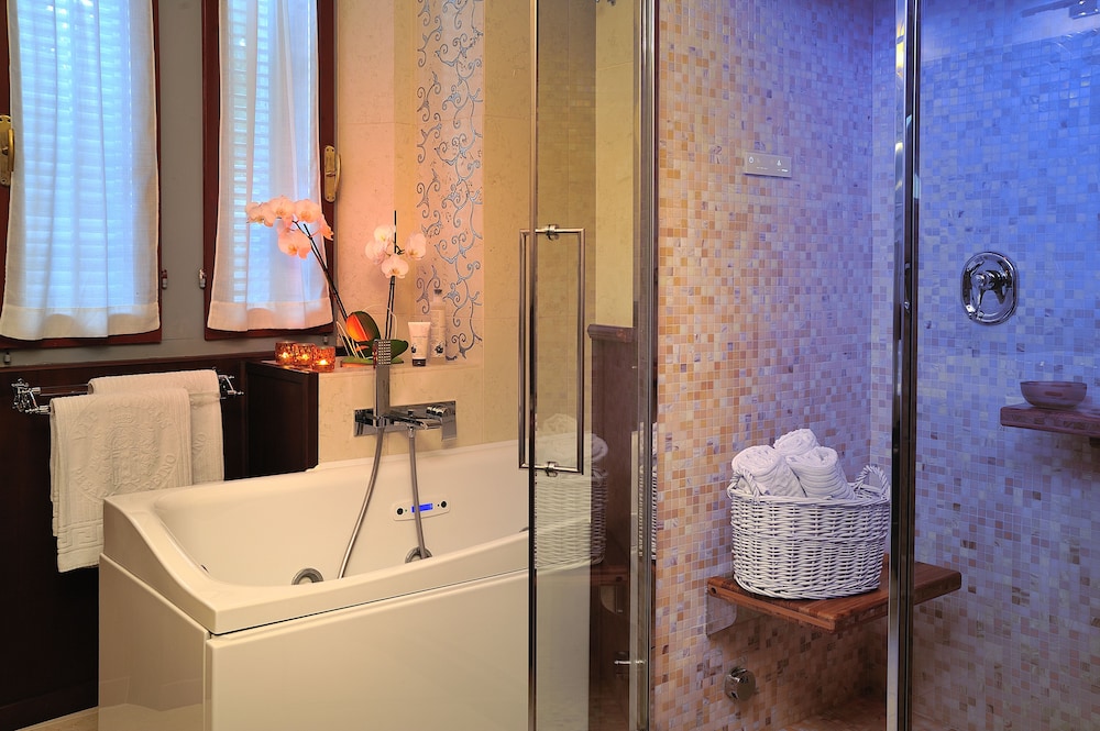 Deluxe Suite photo 3