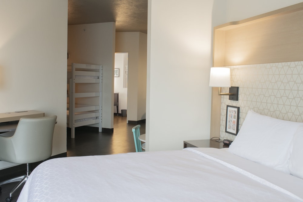 Suite, Multiple Beds - Photo 5