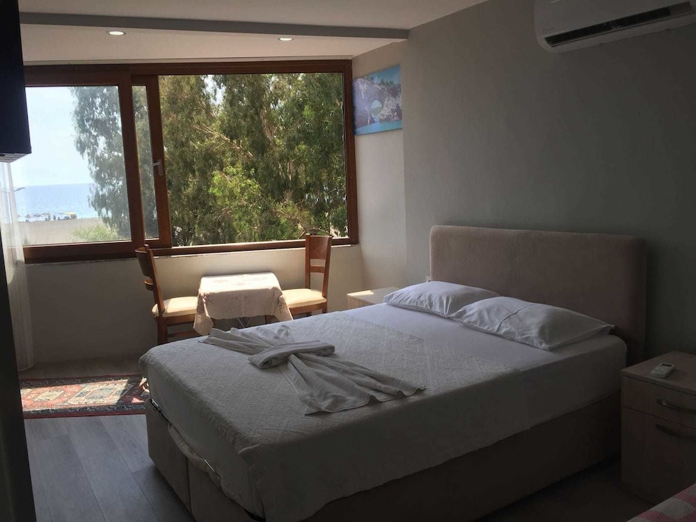 Deluxe Room, 1 Double or 2 Twin Beds, Balcony, Sea Facing