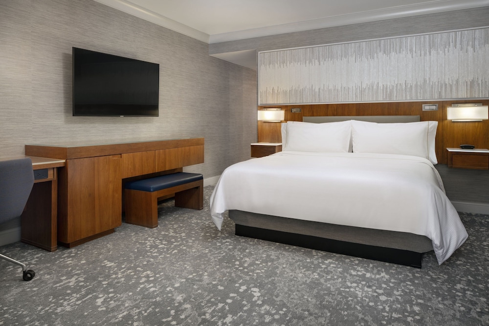 Deluxe Room, 1 King Bed with Sofa bed (Hearing Accessible) - Photo 3
