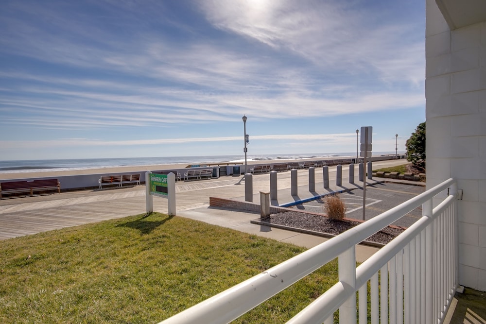 2 Double Bed Oceanfront photo 2