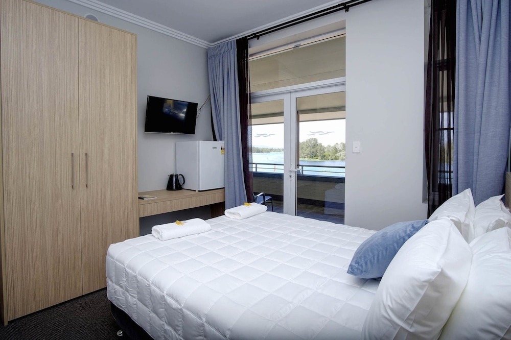 Deluxe Double Room, 1 Queen Bed, Ensuite, Lake View photo 3