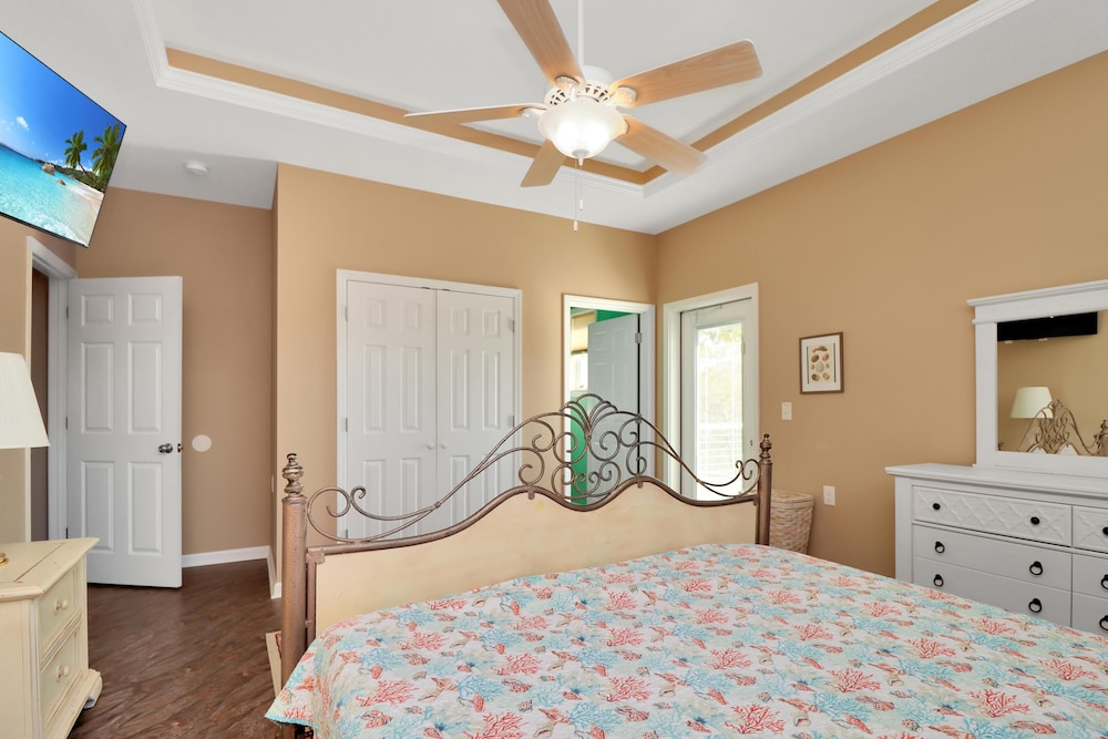 House, Multiple Beds (Dolphin Daze Beach House)